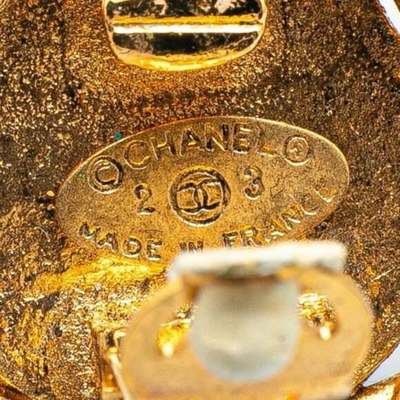 CHANEL CC Logos Rhinestone Round Twist Clip-On Earrings Gold Tone 23 Auth w/Box - Picture 3 of 4